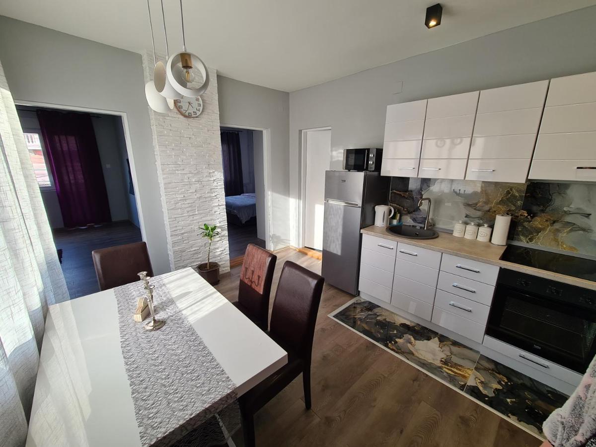 Grey & Sunny Apartments ซาเยชาร์ ภายนอก รูปภาพ